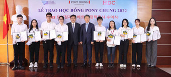 포니정재단은 지난 28일 베트남 하노이국립대학교에서 ‘2022-2023 포니정 베트남 장학생’ 장학증서 수여식을 진행했다. /포니정재단 제공