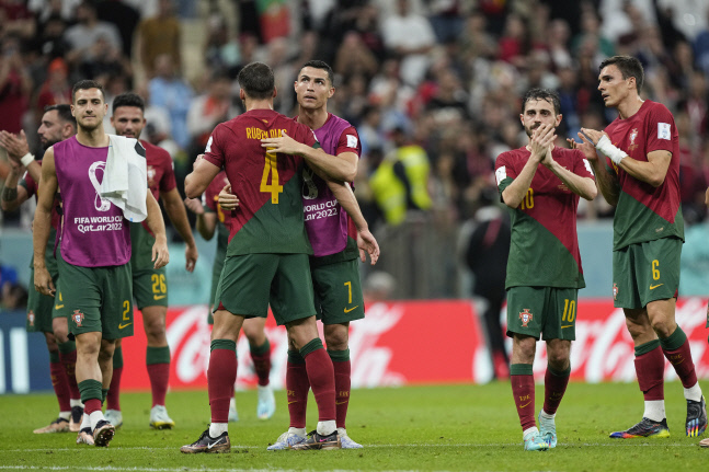 크리스티아누 호날두를 비롯한 포르투갈 선수들이 우루과이전을 2-0으로 이기고 16강행을 확정한 뒤 서로 축하하고 있다. 도하(카타르)|AP연합뉴스