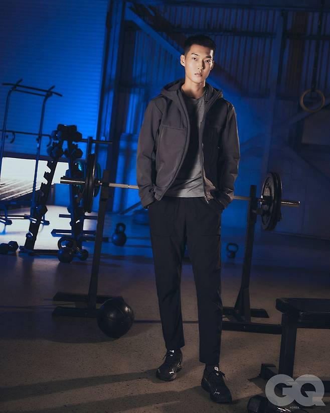사진 : 푸마 윈터 컬렉션 신제품 '쉴드 우븐 본딩 재킷'을 입은 우상혁 선수