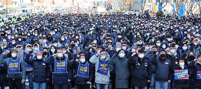 30일 서울시청 서편에서 열린 서울교통공사노조 총파업 출정식에서 조합원들이 구호를 외치고 있다. /연합뉴스