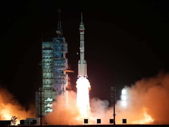 중국 우주인 3명을 태운 선저우(神舟) 15호가 지난 29일 오후 11시 8분(한국 시각 30일 0시 8분) 간쑤성 주취안(酒泉) 위성발사센터에서 창정(長征)-2F 야오(遼)-14호 로켓에 실려 발사됐다./AP