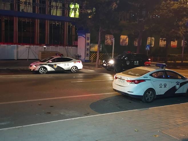 각국 주중대사관이 밀집한 베이징 차오양구 르탄(日壇)공원 주변에 경찰 차량이 대거 배치된 가운데, 일부 차량이 도로변에 대기하고 있다. /연합뉴스