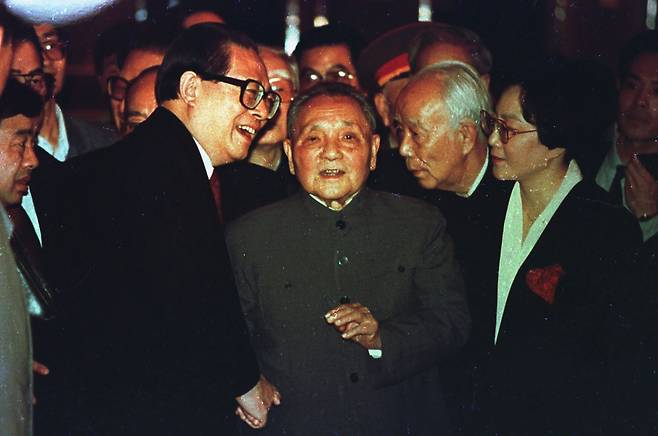 1992년 10월 19일 베이징 인민대회당에서 완리 전 중국 전국인민대표대회 상무위원장, 덩샤오핑의 딸 덩 룽(맨 오른쪽)이 지켜보는 가운데 88세였던 덩샤오핑(가운데)이 장쩌민 전 총서기(왼쪽)와 대화하고 있는 모습. 1989년 유혈 진압으로 막을 내린 톈안먼 사태 이후 덩샤오핑은 장 전 주석에게 총서기와 군사위원회 주석직을 맡겼다.
