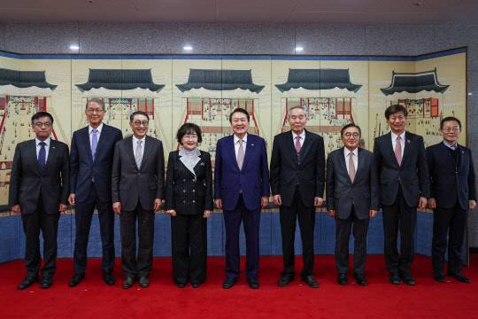 윤석열 대통령이 30일 서울 용산 대통령실 청사에서 열린 과학기술 원로 오찬 간담회에서 참석자들과 기념촬영을 하고 있다. 대통령실 제공