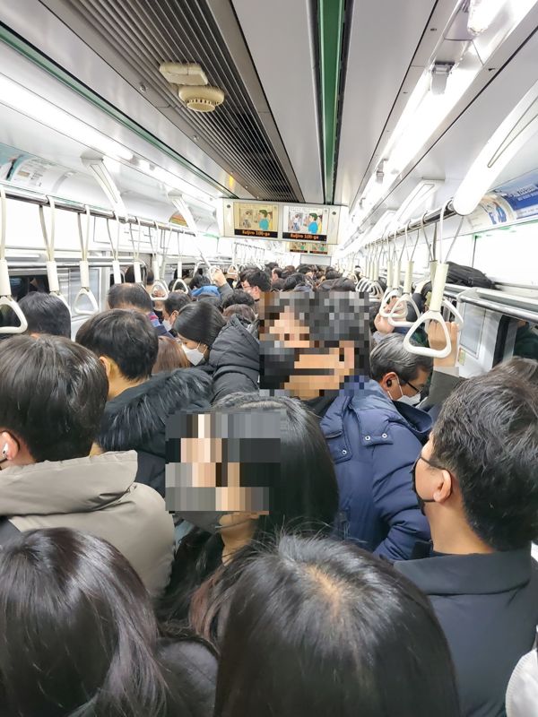 퇴근길에 오른 시민들이 지하철로 몰리며, 열차 내에도 많은 사람들로 붐볐다. 11월 30일 오후 6시 30분경 서울 지하철 2호선 열차 내에 승객들이 타 있다. /사진=이설영 기자