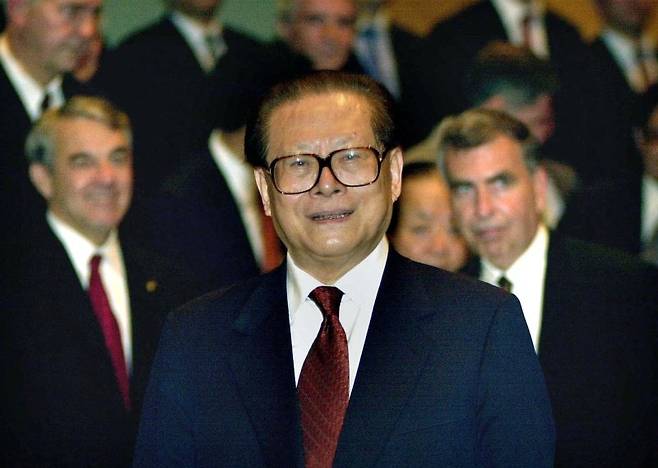 장쩌민 중국 국가주석이 2001년 5월8일 중국 홍콩에서 열린 포춘 글로벌 포럼에 참석한 기업 임원들과 함께 회의 중 미소 짓고 있다. ⓒ 로이터=뉴스1 ⓒ News1 김민수 기자 /사진=뉴스1