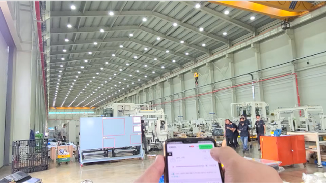 메를로랩 관계자가 이 업체의 스마트 IoT 전등이 설치된 공장에서 앱으로 생산시설을 제어하고 있다. 메를로랩 제공