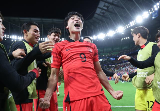한국 축구대표팀 공격수 조규성이 28일 카타르 알라얀 에듀케이션 시티 스타디움에서 열린 2022 카타르 월드컵 H조 2차전 가나와의 경기에서 동점골을 넣고 포효하고 있다. 알라얀=뉴시스