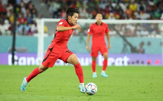 이강인이 28일 카타르 알라얀의 에듀케이션 시티 스타디움에서 열린 2022 카타르 월드컵 조별리그 H조 2차전 가나와의 경기에서 드리블을 하고 있다. 알라얀=연합뉴스