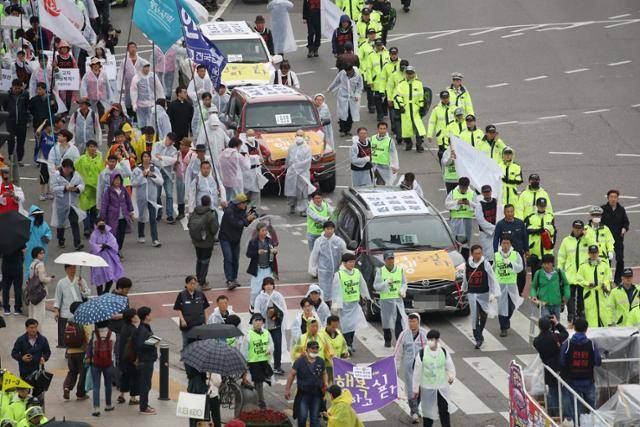 2018년 서울광장 인근에서 금속노조 쌍용차지부 관계자들이 쌍용차 해직자 전원복직과 손해배상·가압류 철회를 요구하며 자동차를 끌고 행진하고 있는 모습. 연합뉴스