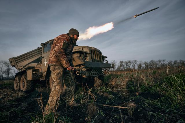 지난달 24일 우크라이나 동부 도네츠크 바흐무트 부근 최전선에서 우크라이나군이 러시아군을 향해 그라드 다연장 로켓 발사기에서 로켓을 쏘고 있다. AP=연합뉴스