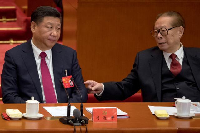 2017년 10월 24일 베이징 인민대회당에서 열린 19차 공산당 대회 폐회식 도중 장쩌민 전 국가주석이 시진핑 국가주석의 팔을 두드리고 있다. 베이징=AP 연합뉴스 자료사진