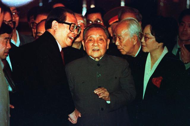 중국 시장경제발전을 이끈 장쩌민 전 국가주석이 30일 백혈병 등 지병으로 상하이에서 치료를 받다 사망했다. 사진은 1992년 10월 19일 베이징 인민대회당에서 88세였던 덩샤오핑(가운데)이 장쩌민(왼쪽) 당시 총서기와 대화하고 있는 모습. 베이징=AP 연합뉴스