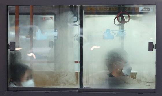 전국 대부분 지역의 아침기온이 영화권으로 접어들며 본격적인 '겨울 한파'가 시작된 30일 서울 종로구 광화문일대를 지나는 버스 유리창에 성에가 끼어 있다. 뉴스1