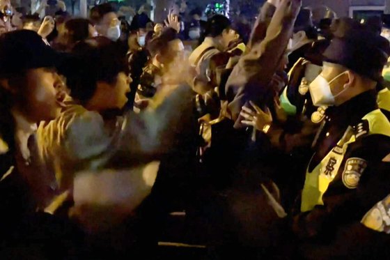 지난 27일 상하이에서 중국 정부의 제로 코로나 정책과 강압적인 봉쇄에 반대하는 시민들이 거리로 나와 구호를 외치고 있다. AFP