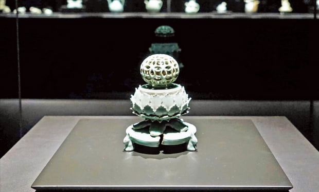 서울 용산동 국립중앙박물관 청자실에 전시된 ‘청자 투각 칠보무늬 향로’. 국립중앙박물관 제공