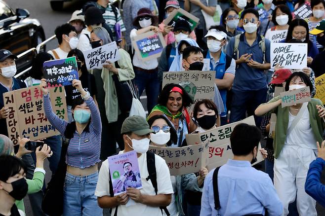 기후정의행동 관계자들과 시민들이 지난 9월24일 서울시청 일대에서 “기후재난, 이대로 살 수 없다”를 외치며 행진하고 있다. 사진공동취재단