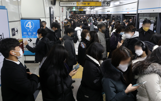 People wait for a subway train at Samgakji Station in Seoul on Wednesday. Seoul Metro workers went on strike from Wednesday morning. [NEWS1]