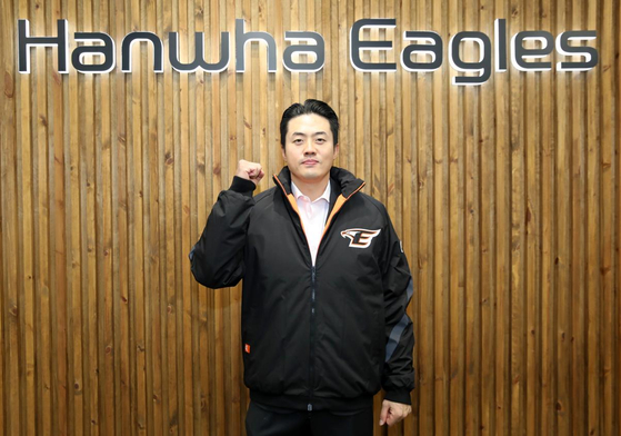 Oh Sun-jin poses after signing with the Hanwha Eagles in a picture released by the club on Tuesday. [HANWHA EAGLES]