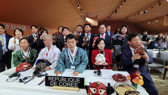 Choi Eung-chon, chief of the Cultural Heritage Administration, center, says his congratulatory speech after Korea's talchum, or mask dance, gets inscribed on Unesco's Intangible Cultural Heritage List during Unesco's Inter-Governmental Committee in Morocco on Wednesday. [CULTURAL HERITAGE ADMINISTRATION]