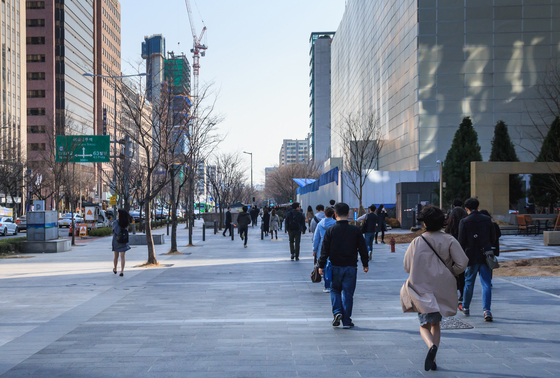 Commuters walk to work in Yeouido where many financial companies are located. [SHUTTERSTOCK]