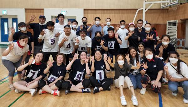 안산제일교회 이주민 예배 참석자들이 지난 8월 경기도 안산의 교회에서 전교인 체육대회 연습을 마친 뒤 기념촬영을 하고 있다. 안산제일교회 제공