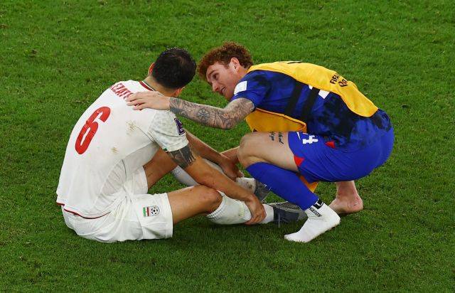 미국 축구대표팀 공격수 조슈아 서전트(오른쪽)가 30일(한국시간) 카타르 도하 앗수마마 스타디움에서 2022 카타르월드컵 조별리그 B조 최종 3차전을 1대 0 승리로 끝낸 뒤 상심하는 이란 미드필더 사에드 에자톨라히를 격려하고 있다. 로이터연합뉴스