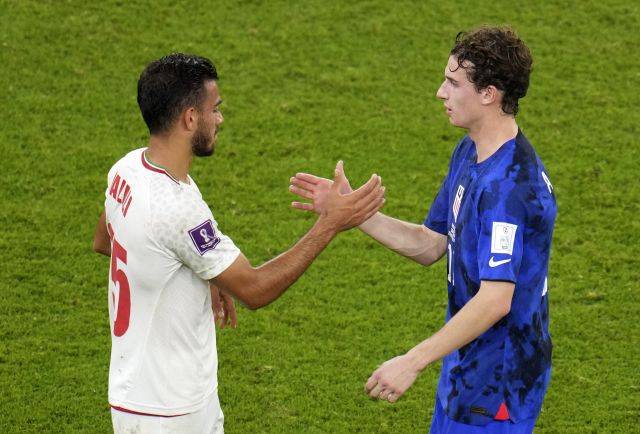 이란 수비수 아볼파즐 잘랄리(왼쪽)와 미국 미드필더 브렌든 애런슨이 30일(한국시간) 카타르 도하 앗수마마 스타디움에서 2022 카타르월드컵 조별리그 B조 최종 3차전을 마친 뒤 손을 맞잡고 있다. 신화연합뉴스