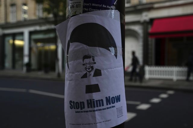 28일(현지시간) 영국 런던 주재 중국대사관 근처에 시진핑 중국 국가주석에 반대하는 홍보물이 붙어 있다. AP연합뉴스