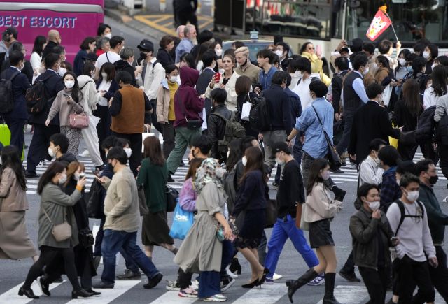 24일 일본 도쿄 시부야에서 시민들이 길을 건너고 있다. EPA연합뉴스