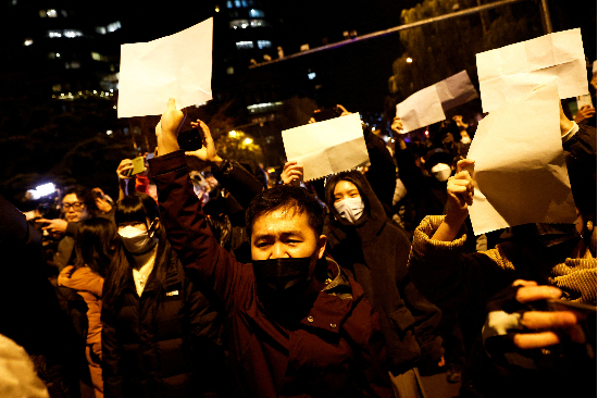 지난 11월 27일 중국 베이징에서 우루무치 화재 희생자들을 추모하기 위해 모인 사람들이 흰 종이를 들고 ‘제로 코로나’ 방역 반대 시위를 벌이고 있다. (출처=로이터연합)