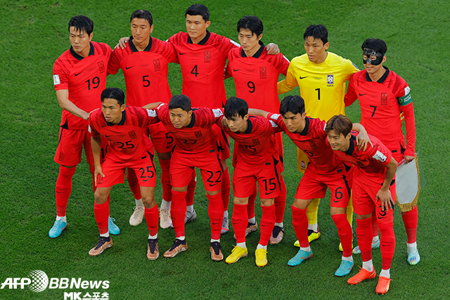 주장 손흥민(7번) 이하 한국 베스트11이 가나와 2022 국제축구연맹 카타르월드컵 H조 2차전 시작에 앞서 기념 촬영을 하고 있다. 사진=AFPBBNews=News1