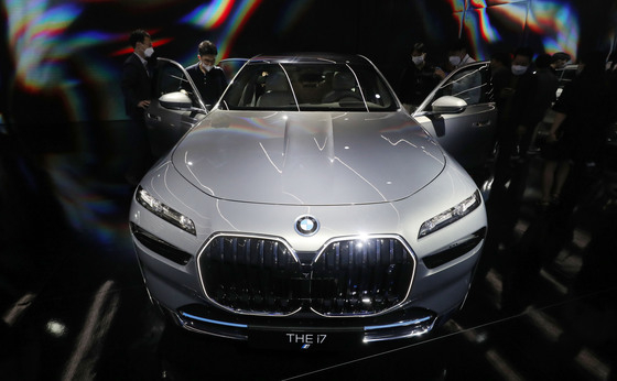 (서울=뉴스1) 박세연 기자 = BMW코리아가 서울 동대문구 동대문디자인플라자(DDP)에서 열린 BMW 엑설런스라운지 2022에서 11월 정식출시 예정인 럭셔리 플래그십 세단 뉴7시리즈를 공개하고 있다.  2022.5.24/뉴스1