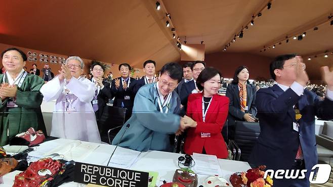 (서울=뉴스1) 임세영 기자 = 30일(현지시각) 모로코 라바타에서 열린 제17차 유네스코 무형유산보호협약 정부간위원회에서 ‘한국의 탈춤’이 유네스코 인류무형문화유산으로 등재되자 최응천 문화재청장(가운데)과 박상미 주(駐)유네스코 대표부 대사(오른쪽 두 번째) 등 정부 대표단이 관계자들과 기뻐하고 있다. ‘한국의 탈춤’은 춤과 노래, 연극을 아우르는 종합예술로, 사회 비판과 평등의 가치를 인정받아 한국의 22번째 유네스코 인류무형문화유산으로 이름을 올리게 되었다. (문화재청 제공) 2022.11.30/뉴스1 Copyright (C) 뉴스1. All rights reserved. 무단 전재 및 재배포 금지.