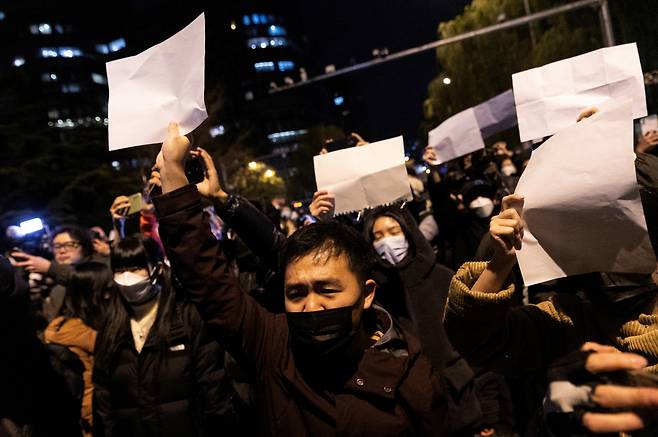 지난 28일(현지시간) 중국 베이징(北京)에서 초고강도 신종 코로나바이러스 감염증(코로나19) 방역 조치인 일명 ‘제로(0) 코로나’ 정책에 반대하는 중국인들이 백지를 들고 시위를 벌이고 있다. [로이터]