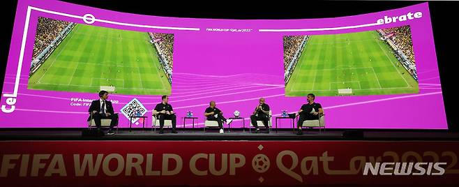 [알라이얀(카타르)=뉴시스] 백동현 기자 = 차두리(왼쪽 두 번째)가 30일(현지시간) 오전 카타르 메인미디어센터(MMC)에서 열린 국제축구연맹(FIFA) 기술 연구 그룹(TSG) 브리핑에서 발언하고 있다. TSG는 월드컵 경기를 분석하고 보고서를 만들어 대회 최우수 선수와 개인 수상자 선정 등에 관여하는 일을 한다. 2022.11.30. livertrent@newsis.com