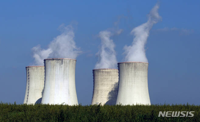 [두코바니(체코)=AP/뉴시스]지난 2011년 9월27일 체코 두코바니에 있는 두코바니 원자력발전소의 냉각탑 4개의 모습. 한국수력원자력(한수원)과 미국 웨스팅하우스, 프랑스 에드F 등 3개 에너지 회사가 체코 두코바니 원자력발전소의 최신 원자로를 건설하기 위해 경쟁할 것이라고 체코 당국이 30일 밝혔다. 2022.11.30