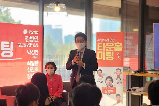 박성연 의원(왼쪽)이 지난 10월 21일 어린이대공원 꿈마루 북카페에서 어린이대공원 현대화사업 관련, 타운홀미팅을 진행하고 있다.