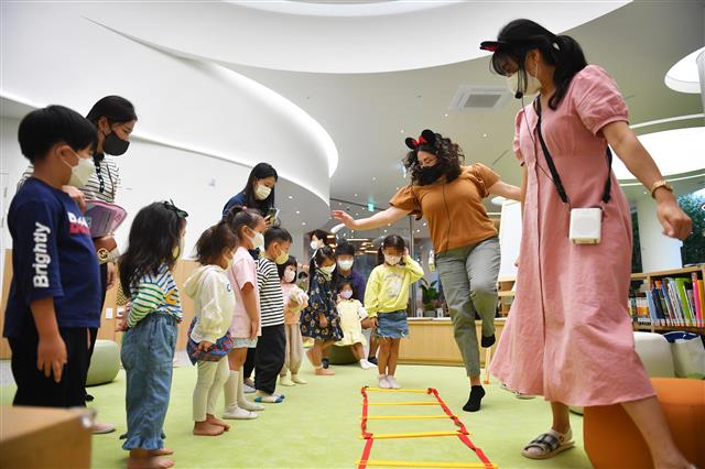 부산시청 1층에 설치된 어린이복합문화공간 ‘들락날락’에서 원어민과 함께하는 체험형 유아 영어 교육 프로그램이 진행되고 있다.부산시 제공