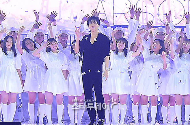 그룹 방탄소년단의 제이홉이 화려한 무대를 선보이고 있다.