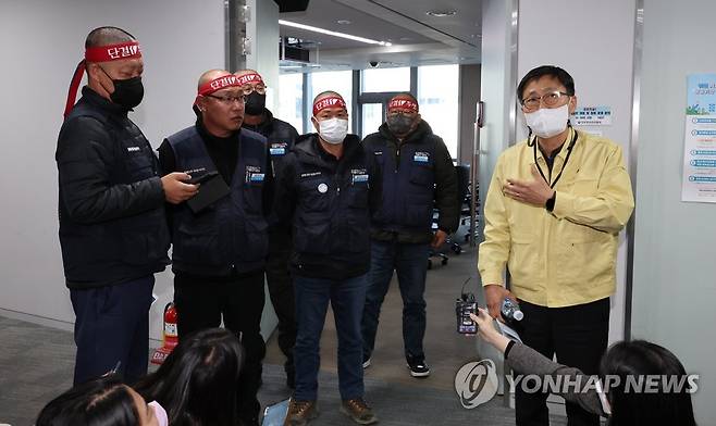 2차 교섭 결렬, 입장 밝히는 국토부 (세종=연합뉴스) 김주형 기자 = 구헌상 국토교통부 물류정책관(오른쪽)이 30일 오후 정부세종청사 국토교통부에서 안전운임제 일몰제를 폐지 등을 요구하며 총파업 중인 화물연대화의 2차 교섭 결렬과 관련해 입장을 밝히고 있다.
정부는 국가 경제 위기를 막기 위한 취지라며 전날 화물연대 파업에 대응해 시멘트 운수 종사자 2천500여 명의 업무개시명령을 내렸다. 2022.11.30 kjhpress@yna.co.kr