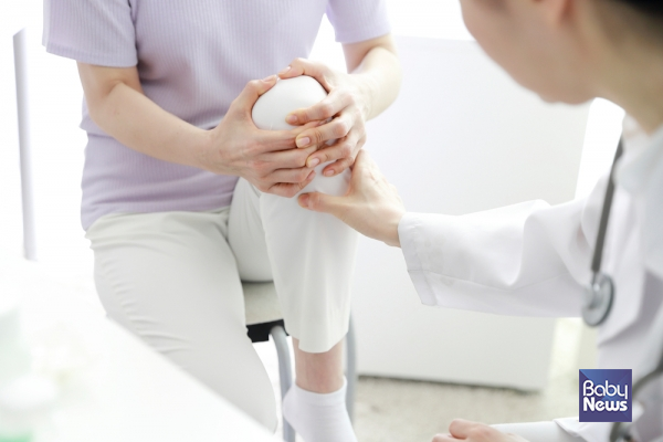 겨울철에는 관절을 둘러싼 인대나 근육 등이 수축되고 굳으면서 관절의 가동 범위가 줄고 관절 부위가 뻣뻣해지거나 통증이 심해집니다. ⓒ베이비뉴스