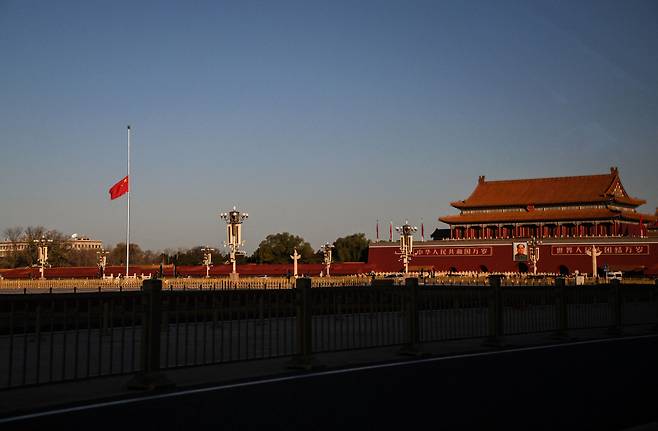 12월 1일 중국 톈안먼 광장에 걸린 중국 오성홍기가 장쩌민 전 주석의 사망을 애도하기 위해 조기로 게양돼 있다./AFP 연합뉴스