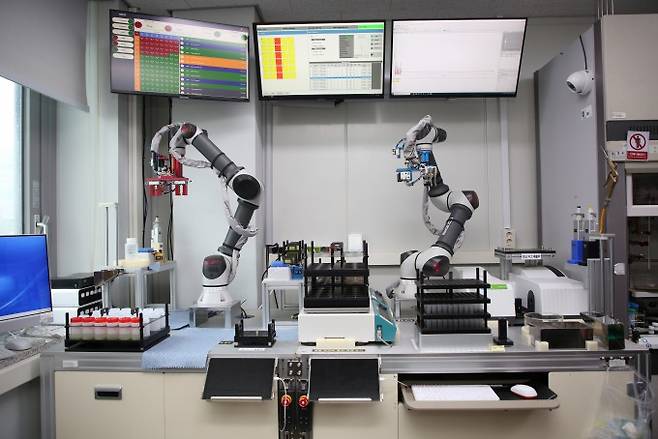 무인으로 촉매 성능을 평가할 수 있는 자동화 실험실의 모습. 한국에너지기술연구원이 로봇을 활용한 촉매 성능 평가 자동화 실험실을 구축했다. ETRI 제공