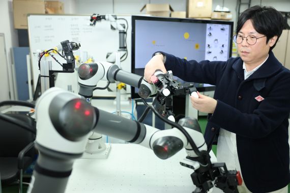 생산기술연구원 AI·로봇연구부문 배지훈 박사가 로봇 그리퍼를 점검하고 있다. 생산기술연구원 제공