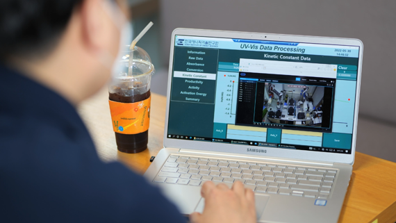 한국에너지기술연구원 연구진이 자동화 로봇 시스템을 모니터링하면서 평가한 촉매 성능 데이터를 살펴보고 있다. 에너지기술연구원 제공