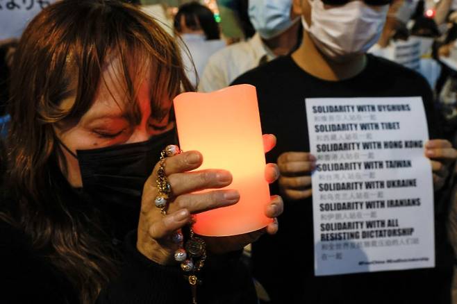 [촛불 든 도쿄] 일본 도쿄에서도 중국의 제로 코로나 정책에 반대하는 시민들이 촛불을 들고 시위를 벌이고 있다. /로이터 뉴스1