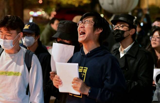 [버클리 대학생들의 백지] 11월 28일 미국 캘리포니아 버클리에 있는 버클리 대학에서는 중국인 유학생들을 중심으로 백지시위를 벌이고 있다. /AFP 연합뉴스
