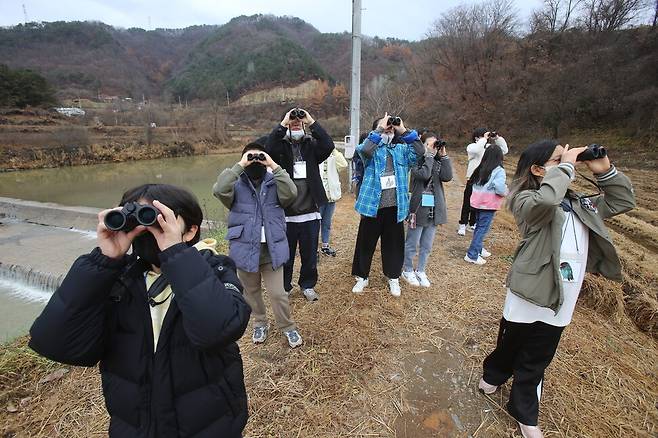 지난 13일 강원도 화천에서 진행된 ‘예술텃밭 예술가 레지던시-기후변화’ 오픈텃밭에서 학생들이 쌍안경을 들고 새를 관찰하는 모습. 박수혁 기자