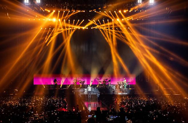 밴드 마룬5가 30일 밤 서울 구로구 고척스카이돔에서 내한공연을 하고 있다. 라이브네이션코리아 제공